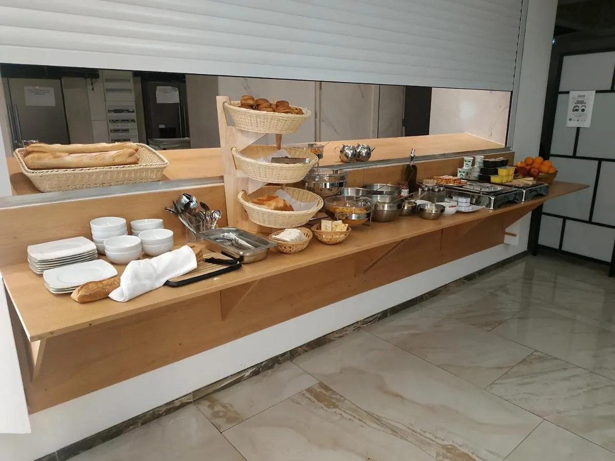 ***  פריז Hotel Aida Opera צרפת